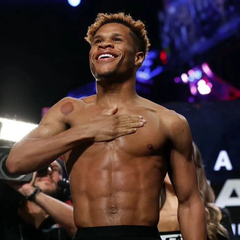 Uch vazn toifasida jahon chempioni bo‘lgan Shakur Stivenson Dmitriy Bivol — David Benavides ehtimoliy jangi haqida fikr bildirdi.